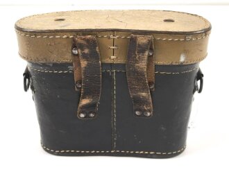 Behälter aus Ersatzmaterial für Dienstglas 6 x 30 der Wehrmacht aus Preßmasse. Hersteller cxn, Variante mit gelbem Deckel, guter Zustand