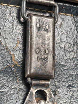 Behälter aus Ersatzmaterial für Dienstglas 6 x 30 der Wehrmacht aus Preßmasse. Hersteller cxn, Variante mit gelbem Deckel, guter Zustand