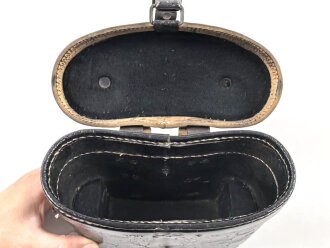 Behälter aus Ersatzmaterial für Dienstglas 6 x 30 der Wehrmacht aus Preßmasse. Hersteller cxn, Variante mit gelbem Deckel, guter Zustand