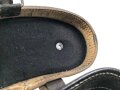 Behälter aus Ersatzmaterial für Dienstglas 6 x 30 der Wehrmacht aus Preßmasse. Hersteller cxn, Variante mit gelbem Deckel, guter Zustand