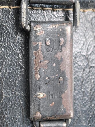 Behälter aus Ersatzmaterial für Dienstglas 6 x 30 der Wehrmacht aus Preßmasse. Hersteller cxn, Variante mit gelbem Deckel, guter Zustand, mit dem seltenen Trageriemen