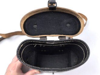 Behälter aus Ersatzmaterial für Dienstglas 6 x 30 der Wehrmacht aus Preßmasse. Hersteller cxn, Variante mit gelbem Deckel, guter Zustand, mit dem seltenen Trageriemen