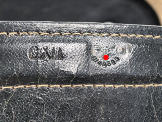 Behälter aus Ersatzmaterial für Dienstglas 6 x 30 der Wehrmacht aus Preßmasse. Hersteller cxn, Variante mit gelbem Deckel, guter Zustand, mit dem seltenen Trageriemen