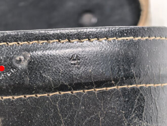 Behälter aus Ersatzmaterial für Dienstglas 6 x 30 der Wehrmacht aus Preßmasse. Hersteller cxn, Variante mit gelbem Deckel, guter Zustand, mit dem seltenen Trageriemen