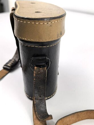 Behälter aus Ersatzmaterial für Dienstglas 6 x 30 der Wehrmacht aus Preßmasse. Hersteller cxn, Variante mit gelbem Deckel, guter Zustand, mit dem seltenen Trageriemen