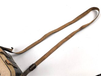 Behälter aus Ersatzmaterial für Dienstglas 6 x 30 der Wehrmacht aus Preßmasse. Hersteller cxn, Variante mit gelbem Deckel, guter Zustand, mit dem seltenen Trageriemen