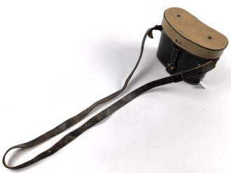 Behälter aus Ersatzmaterial für Dienstglas 6 x 30 der Wehrmacht aus Preßmasse. Hersteller cxn, Variante mit gelbem Deckel, guter Zustand, mit dem seltenen Trageriemen