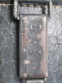 Behälter aus Ersatzmaterial für Dienstglas 6 x 30 der Wehrmacht aus Preßmasse. Hersteller cxn, Variante mit gelbem Deckel, guter Zustand, mit dem seltenen Trageriemen