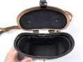 Behälter aus Ersatzmaterial für Dienstglas 6 x 30 der Wehrmacht aus Preßmasse. Hersteller cxn, Variante mit gelbem Deckel, guter Zustand, mit dem seltenen Trageriemen