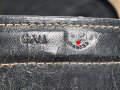 Behälter aus Ersatzmaterial für Dienstglas 6 x 30 der Wehrmacht aus Preßmasse. Hersteller cxn, Variante mit gelbem Deckel, guter Zustand, mit dem seltenen Trageriemen