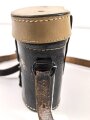 Behälter aus Ersatzmaterial für Dienstglas 6 x 30 der Wehrmacht aus Preßmasse. Hersteller cxn, Variante mit gelbem Deckel, guter Zustand, mit dem seltenen Trageriemen