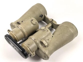 U-Boot Kommandantenglas 8 x 60  der Kriegsmarine. Hersteller blc, Seriennummer 48832.  Glasklare Duchsicht mit wenigen kleinen " Pünktchen" , rechts senkrechte Strichplatte. Originallack, links rissig