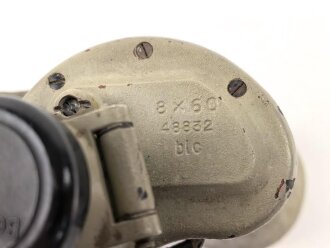 U-Boot Kommandantenglas 8 x 60  der Kriegsmarine. Hersteller blc, Seriennummer 48832.  Glasklare Duchsicht mit wenigen kleinen " Pünktchen" , rechts senkrechte Strichplatte. Originallack, links rissig