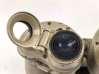 U-Boot Kommandantenglas 8 x 60  der Kriegsmarine. Hersteller blc, Seriennummer 48832.  Glasklare Duchsicht mit wenigen kleinen " Pünktchen" , rechts senkrechte Strichplatte. Originallack, links rissig