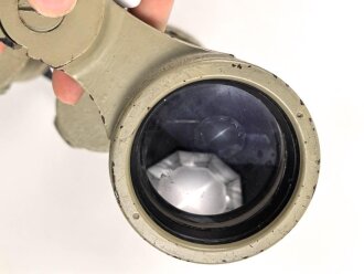 U-Boot Kommandantenglas 8 x 60  der Kriegsmarine. Hersteller blc, Seriennummer 48832.  Glasklare Duchsicht mit wenigen kleinen " Pünktchen" , rechts senkrechte Strichplatte. Originallack, links rissig