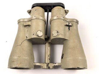U-Boot Kommandantenglas 8 x 60  der Kriegsmarine. Hersteller blc, Seriennummer 48832.  Glasklare Duchsicht mit wenigen kleinen " Pünktchen" , rechts senkrechte Strichplatte. Originallack, links rissig