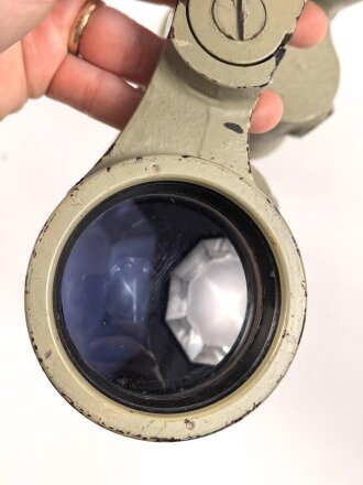 U-Boot Kommandantenglas 8 x 60  der Kriegsmarine. Hersteller blc, Seriennummer 48832.  Glasklare Duchsicht mit wenigen kleinen " Pünktchen" , rechts senkrechte Strichplatte. Originallack, links rissig