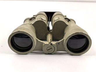 U-Boot Kommandantenglas 8 x 60  der Kriegsmarine. Hersteller blc, Seriennummer 48832.  Glasklare Duchsicht mit wenigen kleinen " Pünktchen" , rechts senkrechte Strichplatte. Originallack, links rissig