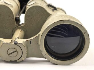 U-Boot Kommandantenglas 8 x 60  der Kriegsmarine. Hersteller blc, Seriennummer 48832.  Glasklare Duchsicht mit wenigen kleinen " Pünktchen" , rechts senkrechte Strichplatte. Originallack, links rissig