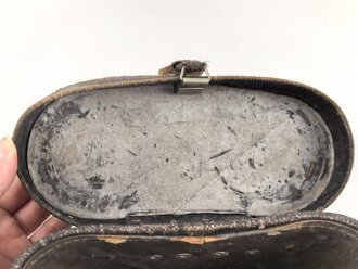 Behälter für ein Dienstglas 10 x 50 der Wehrmacht. Unter deutscher Besatzung gefertigt von Huet Paris. Gebraucht, guter Gesamtzustand