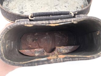 Behälter für ein Dienstglas 10 x 50 der Wehrmacht. Unter deutscher Besatzung gefertigt von Huet Paris. Gebraucht, guter Gesamtzustand