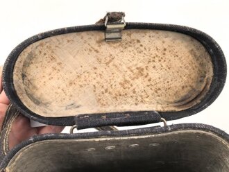Behälter mit Trageriemen für ein Dienstglas 10 x 50 der Wehrmacht. Unter deutscher Besatzung gefertigt von Huet Paris. Gebraucht, guter Gesamtzustand