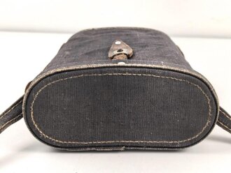 Behälter mit Trageriemen für ein Dienstglas 10 x 50 der Wehrmacht. Unter deutscher Besatzung gefertigt von Huet Paris. Gebraucht, guter Gesamtzustand