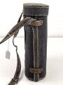 Behälter mit Trageriemen für ein Dienstglas 10 x 50 der Wehrmacht. Unter deutscher Besatzung gefertigt von Huet Paris. Gebraucht, guter Gesamtzustand
