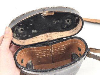 Lederner Behälter für ein Dienstglas 6 x 30 der frühen Wehrmacht . Guter Gesamtzustand, mit Trageriemen, datiert 1935