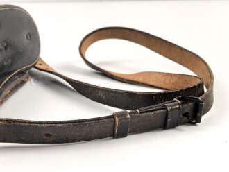 Lederner Behälter für ein Dienstglas 6 x 30 der frühen Wehrmacht . Guter Gesamtzustand, mit Trageriemen, datiert 1935