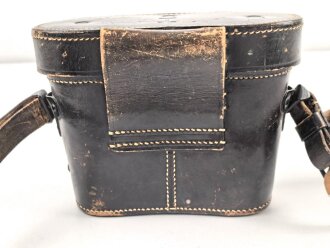 Lederner Behälter für ein Dienstglas 6 x 30 der frühen Wehrmacht . Guter Gesamtzustand, mit Trageriemen, datiert 1935