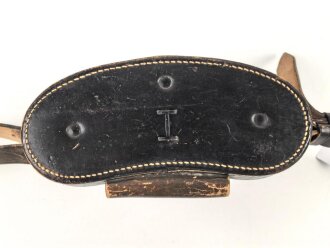 Lederner Behälter für ein Dienstglas 6 x 30 der frühen Wehrmacht . Guter Gesamtzustand, mit Trageriemen, datiert 1935