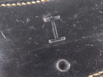 Lederner Behälter für ein Dienstglas 6 x 30 der frühen Wehrmacht . Guter Gesamtzustand, mit Trageriemen, datiert 1935