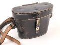 Lederner Behälter für ein Dienstglas 6 x 30 der frühen Wehrmacht . Guter Gesamtzustand, mit Trageriemen, datiert 1935