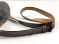 Lederner Behälter für ein Dienstglas 6 x 30 der frühen Wehrmacht . Guter Gesamtzustand, mit Trageriemen, datiert 1935