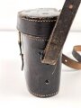 Lederner Behälter für ein Dienstglas 6 x 30 der frühen Wehrmacht . Guter Gesamtzustand, mit Trageriemen, datiert 1935