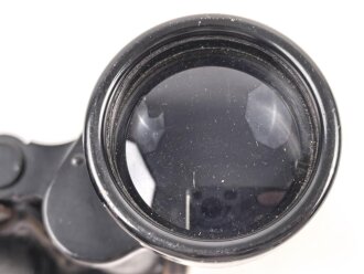 Dienstglas 7 x 50 Wehrmacht, im Behälter. Das Glas in sehr gutem Zustand, Hersteller rln für Zeiss Jena ab 1944, Glasklare Durchsicht, keine Strichplatte. Der Behälter aus Ersatzmaterial zugehörig, innen gelb.