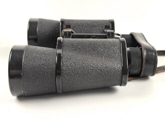 Dienstglas 7 x 50 Wehrmacht, im Behälter. Das Glas in sehr gutem Zustand, Hersteller rln für Zeiss Jena ab 1944, Glasklare Durchsicht, keine Strichplatte. Der Behälter aus Ersatzmaterial zugehörig, innen gelb.