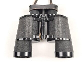 Dienstglas 7 x 50 Wehrmacht, im Behälter. Das Glas in sehr gutem Zustand, Hersteller rln für Zeiss Jena ab 1944, Glasklare Durchsicht, keine Strichplatte. Der Behälter aus Ersatzmaterial zugehörig, innen gelb.