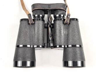 Dienstglas 7 x 50 Wehrmacht, im Behälter. Das Glas in sehr gutem Zustand, Hersteller rln für Zeiss Jena ab 1944, Glasklare Durchsicht, keine Strichplatte. Der Behälter aus Ersatzmaterial zugehörig, innen gelb.
