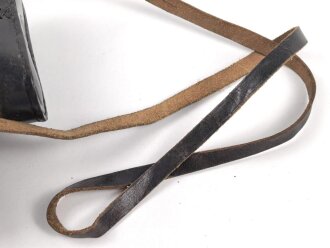 Dienstglas 7 x 50 Wehrmacht, im Behälter. Das Glas in sehr gutem Zustand, Hersteller rln für Zeiss Jena ab 1944, Glasklare Durchsicht, keine Strichplatte. Der Behälter aus Ersatzmaterial zugehörig, innen gelb.