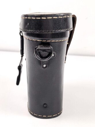 Dienstglas 7 x 50 Wehrmacht, im Behälter. Das Glas in sehr gutem Zustand, Hersteller rln für Zeiss Jena ab 1944, Glasklare Durchsicht, keine Strichplatte. Der Behälter aus Ersatzmaterial zugehörig, innen gelb.