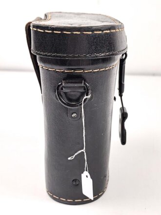 Dienstglas 7 x 50 Wehrmacht, im Behälter. Das Glas in sehr gutem Zustand, Hersteller rln für Zeiss Jena ab 1944, Glasklare Durchsicht, keine Strichplatte. Der Behälter aus Ersatzmaterial zugehörig, innen gelb.