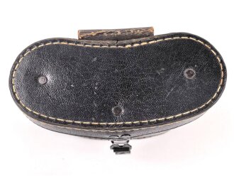 Dienstglas 7 x 50 Wehrmacht, im Behälter. Das Glas in sehr gutem Zustand, Hersteller rln für Zeiss Jena ab 1944, Glasklare Durchsicht, keine Strichplatte. Der Behälter aus Ersatzmaterial zugehörig, innen gelb.