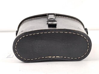 Dienstglas 7 x 50 Wehrmacht, im Behälter. Das Glas in sehr gutem Zustand, Hersteller rln für Zeiss Jena ab 1944, Glasklare Durchsicht, keine Strichplatte. Der Behälter aus Ersatzmaterial zugehörig, innen gelb.