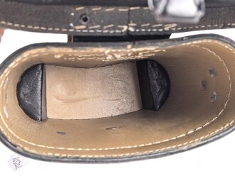 Dienstglas 7 x 50 Wehrmacht, im Behälter. Das Glas in sehr gutem Zustand, Hersteller rln für Zeiss Jena ab 1944, Glasklare Durchsicht, keine Strichplatte. Der Behälter aus Ersatzmaterial zugehörig, innen gelb.