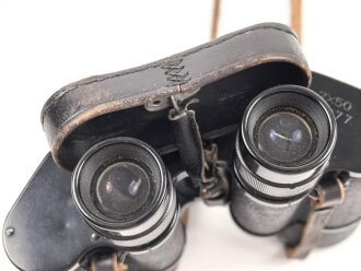 Dienstglas 7 x 50 Wehrmacht, im Behälter. Das Glas in sehr gutem Zustand, Hersteller rln für Zeiss Jena ab 1944, Glasklare Durchsicht, keine Strichplatte. Der Behälter aus Ersatzmaterial zugehörig, innen gelb.
