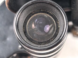 Dienstglas 7 x 50 Wehrmacht, im Behälter. Das Glas in sehr gutem Zustand, Hersteller rln für Zeiss Jena ab 1944, Glasklare Durchsicht, keine Strichplatte. Der Behälter aus Ersatzmaterial zugehörig, innen gelb.