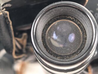 Dienstglas 7 x 50 Wehrmacht, im Behälter. Das Glas in sehr gutem Zustand, Hersteller rln für Zeiss Jena ab 1944, Glasklare Durchsicht, keine Strichplatte. Der Behälter aus Ersatzmaterial zugehörig, innen gelb.