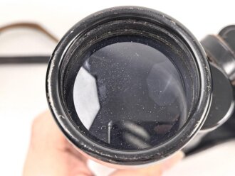 Dienstglas 7 x 50 Wehrmacht, im Behälter. Das Glas in sehr gutem Zustand, Hersteller rln für Zeiss Jena ab 1944, Glasklare Durchsicht, keine Strichplatte. Der Behälter aus Ersatzmaterial zugehörig, innen gelb.